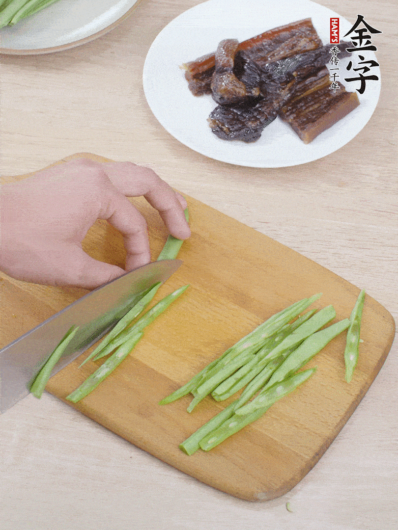 四季豆切絲。