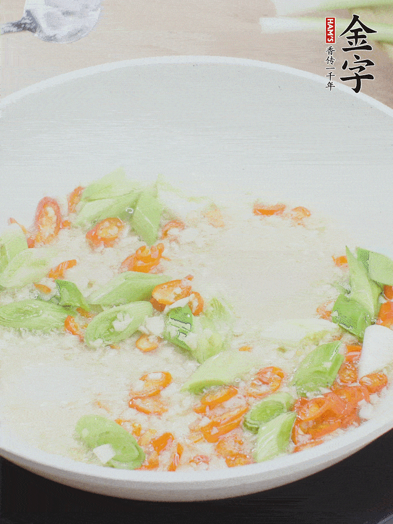 油5成熱時(shí)，下蒜末、辣椒、蒜白煸炒。