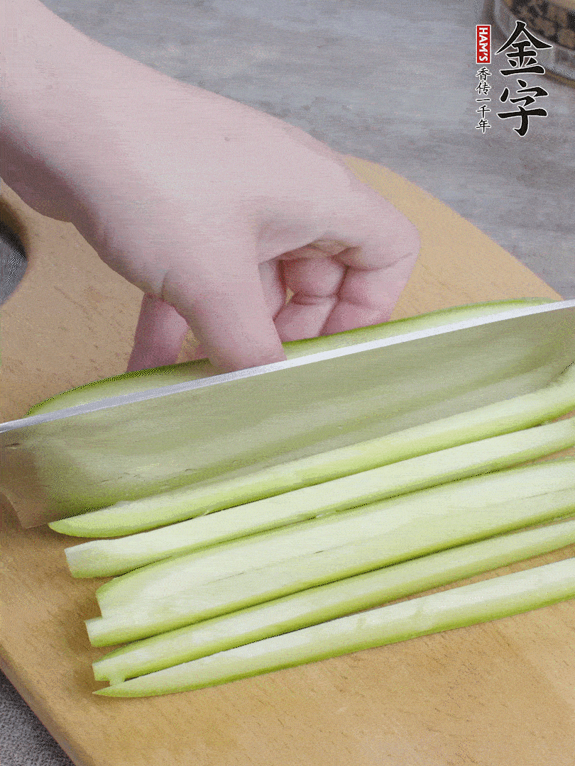 西葫蘆對(duì)半切，去瓤切條。