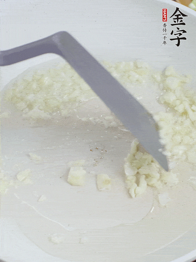 冷鍋熱油，下大蒜煎至兩面微黃。