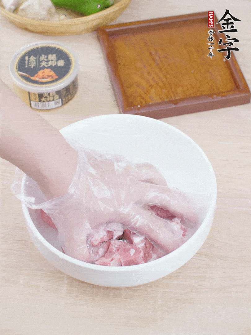 豬小排，加1勺料酒、1勺蠔油、1/3勺白胡椒粉、淀粉，抓拌均勻腌漬30分鐘。青椒去蒂去籽切塊。洋蔥去皮切塊。