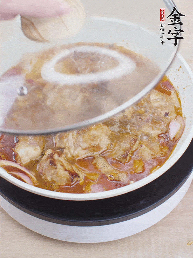 下小排翻炒，加1勺生抽、1點(diǎn)白砂糖和少許水燜2分鐘。