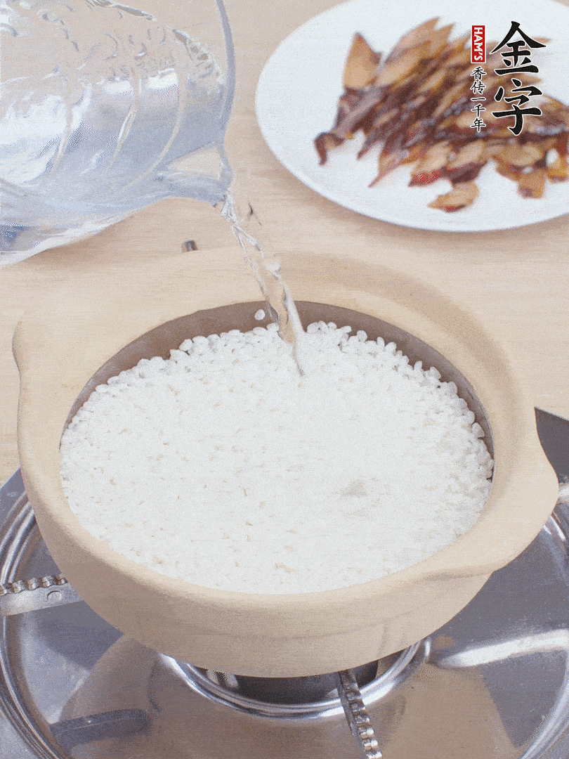 砂鍋涂抹植物油，放大米，開(kāi)水沒(méi)過(guò)米1.5cm左右，蓋蓋中火煮7分鐘。