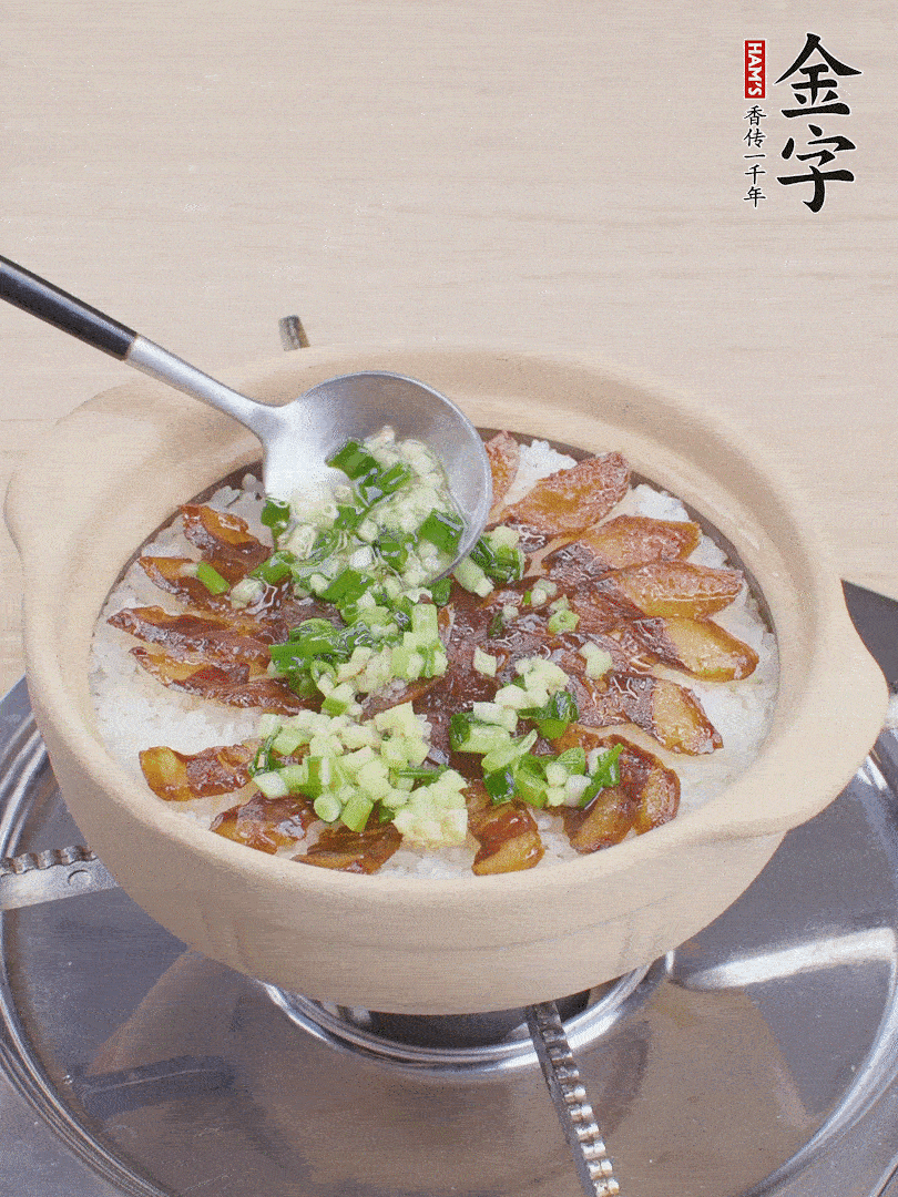 倒蔥姜醬再燜1分鐘。（也可以淋點(diǎn)生抽）