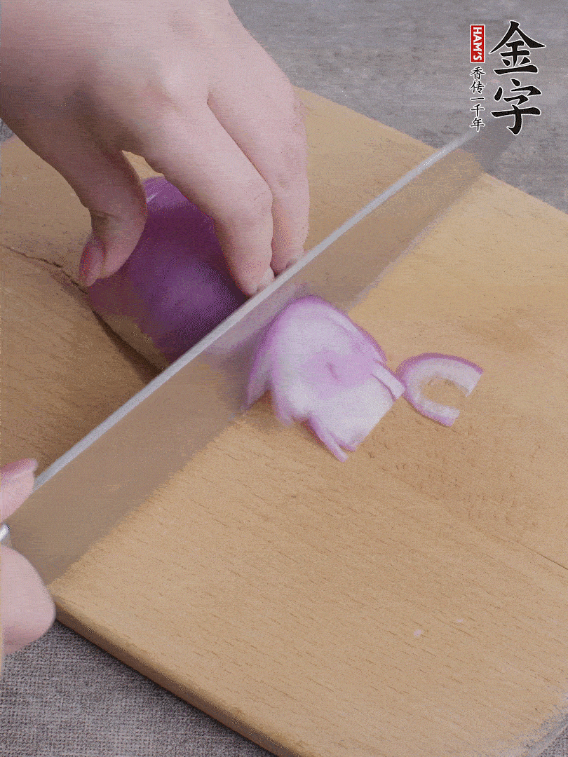 洋蔥切絲、蔥切段。