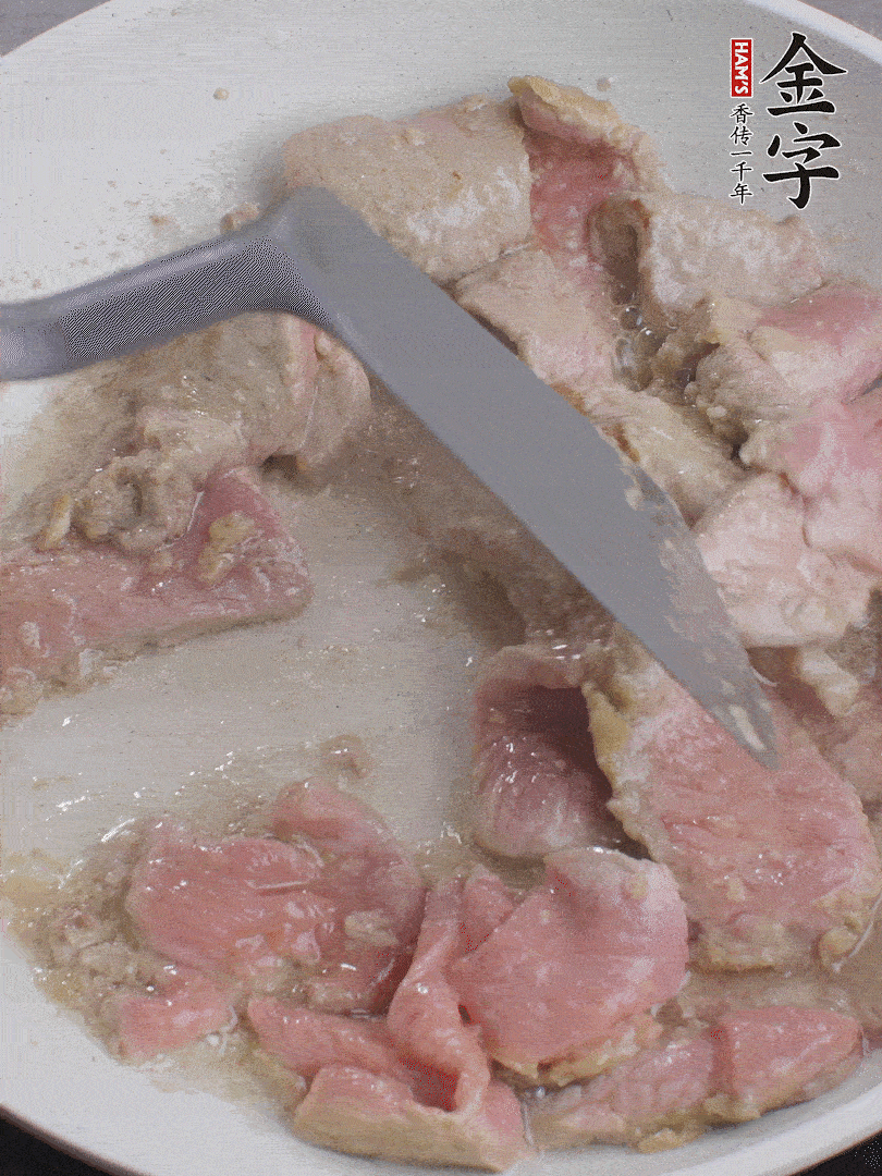 鍋中少油，下牛肉炒至變色。（盛出來）