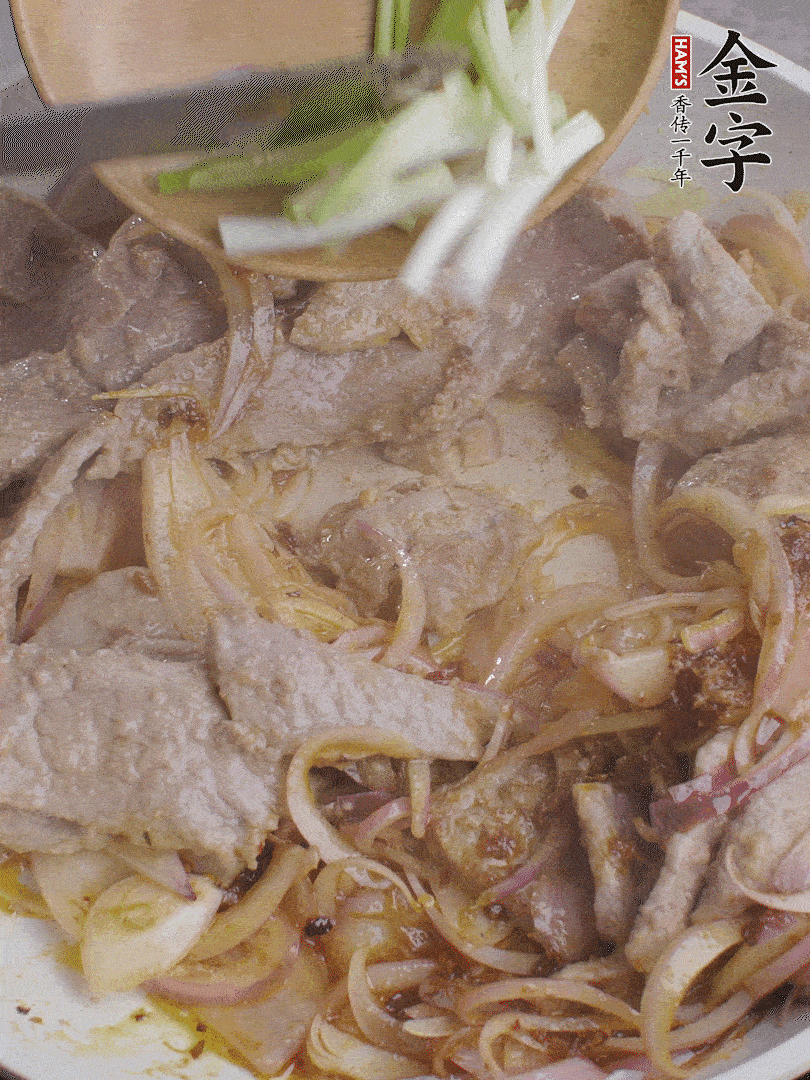 下牛肉、蔥段快炒。