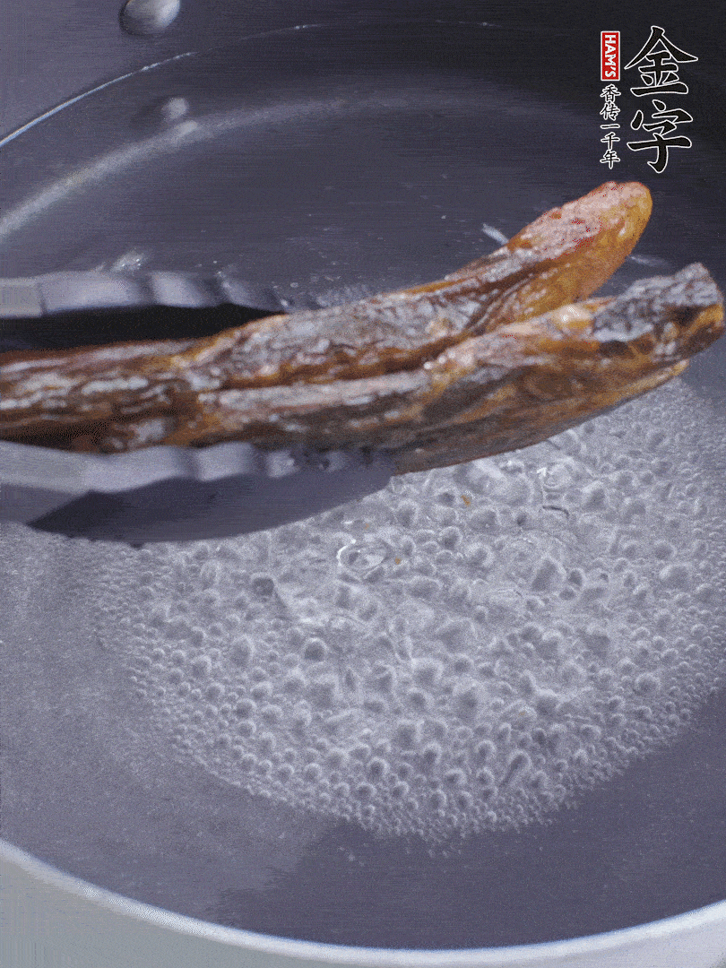 金字醬油肉水煮15分鐘，切薄片。