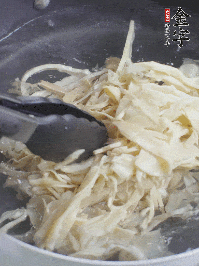 糯米筍焯水1分鐘，過(guò)涼水，擠干水份。