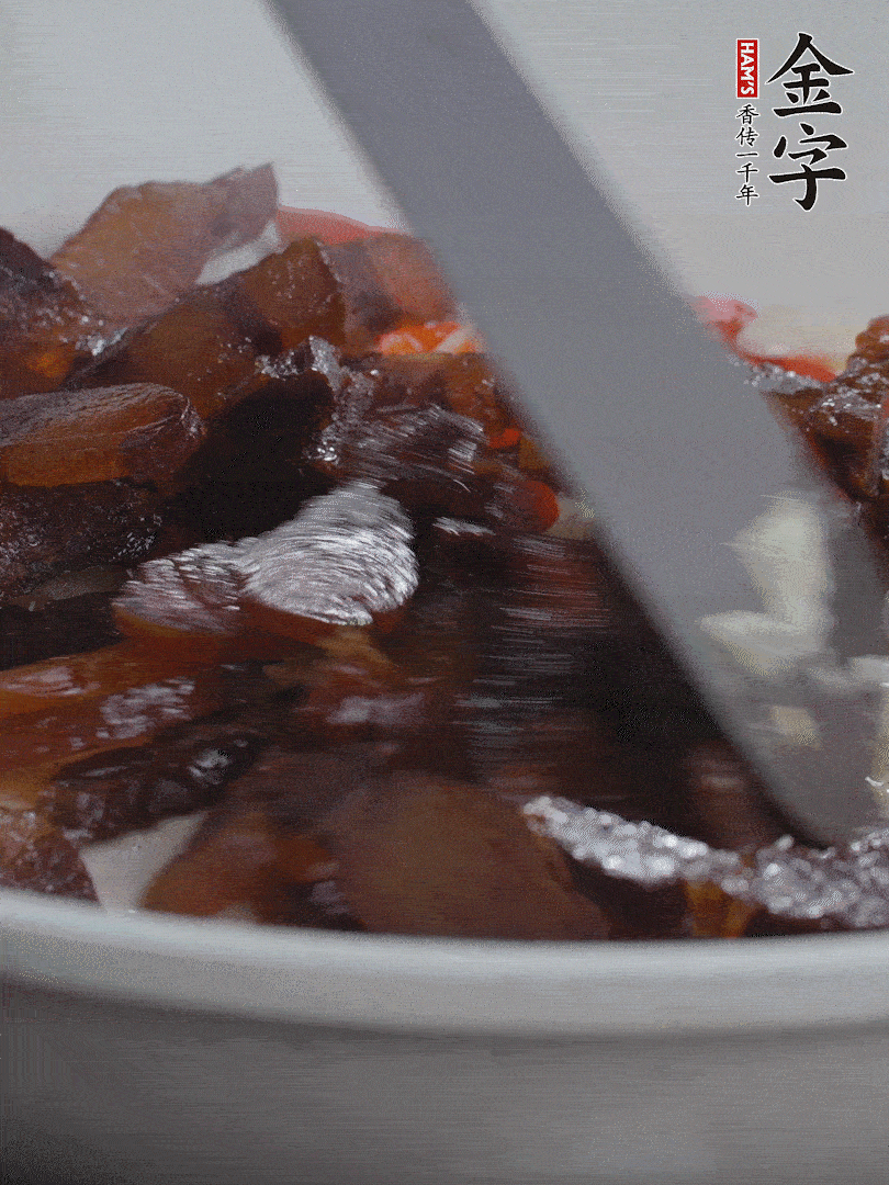 下醬油肉，煸出油脂。