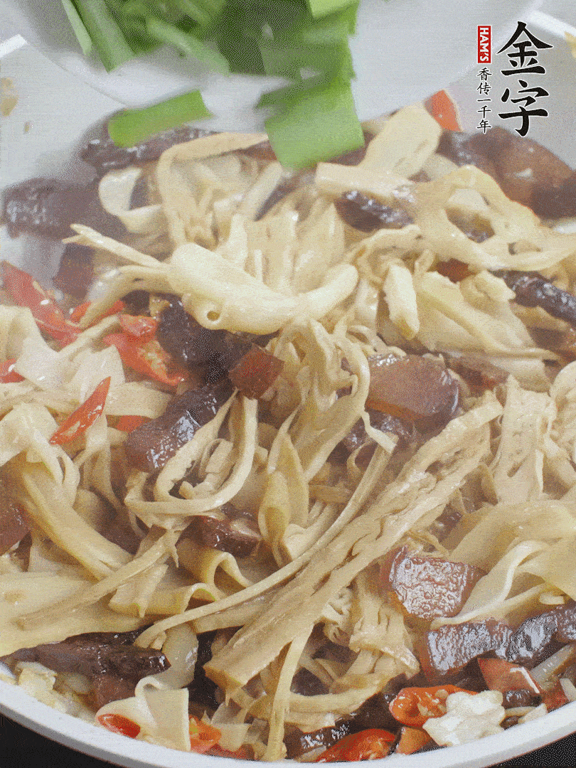 翻炒均勻，下蒜葉。