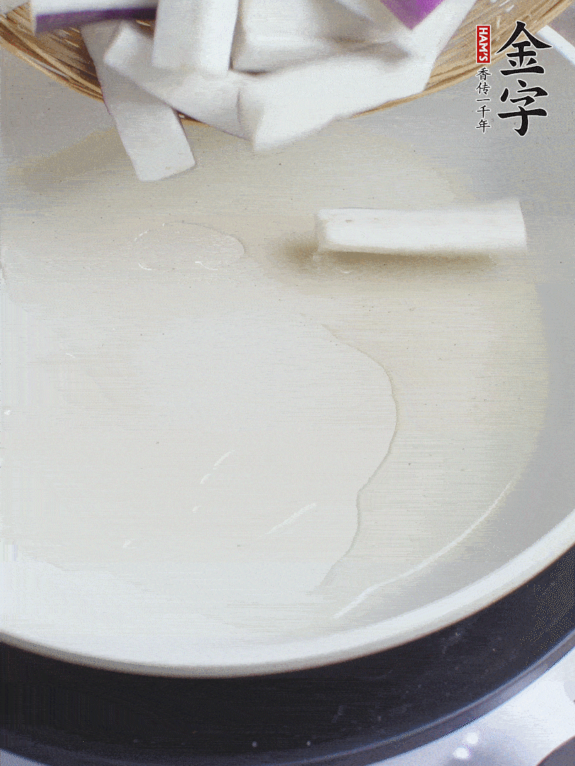 杭茄洗凈去蒂，縱向剖成4份，切成長10cm左右的段。白洋蔥切絲。口蘑洗凈去掉柄。紅椒切菱形片。