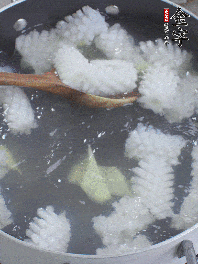魷魚解凍后，加姜片、料酒汆燙30秒。