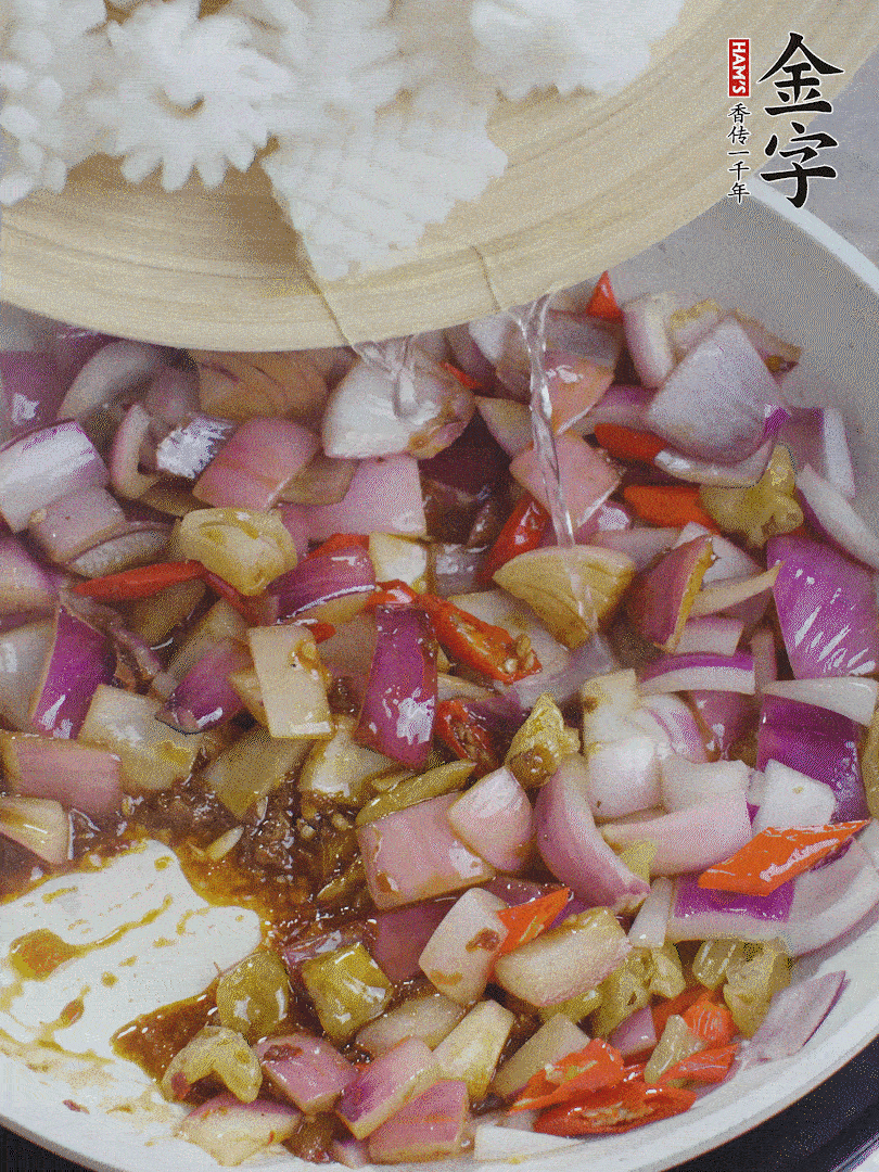 下魷魚花，2勺料酒炒勻。