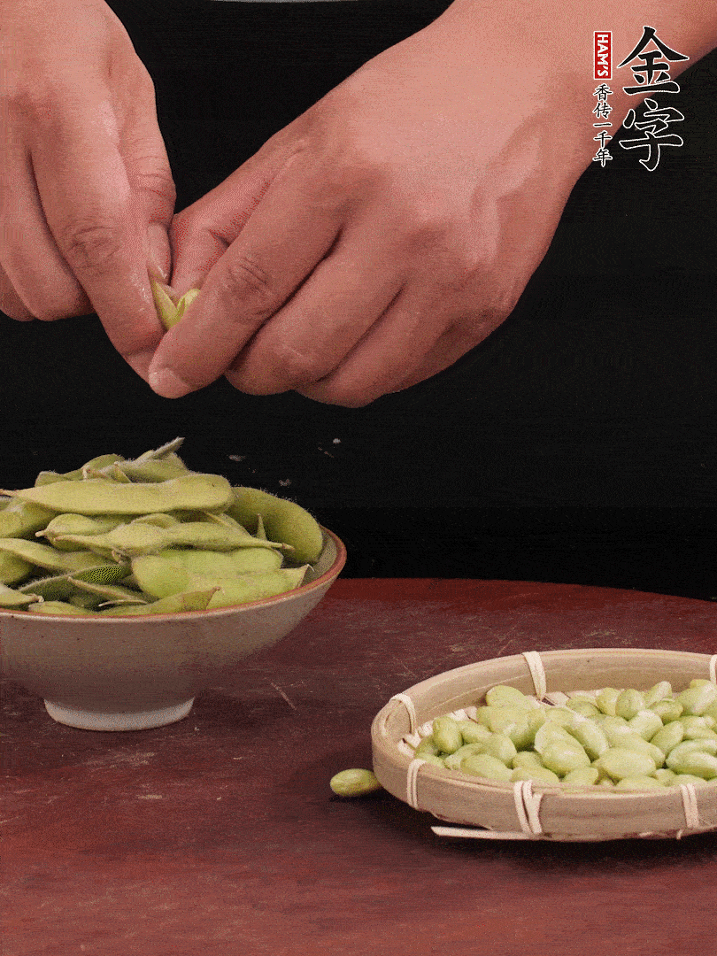 新鮮毛豆剝殼。