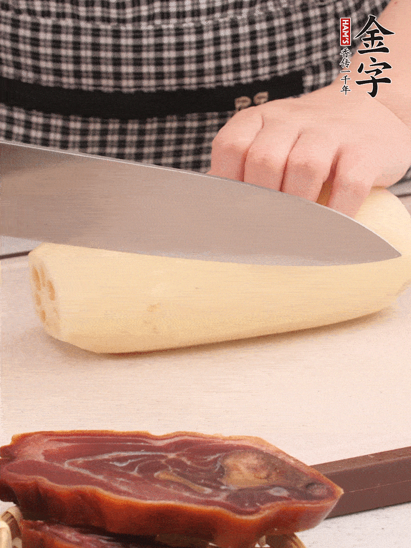 蓮藕削皮切塊。