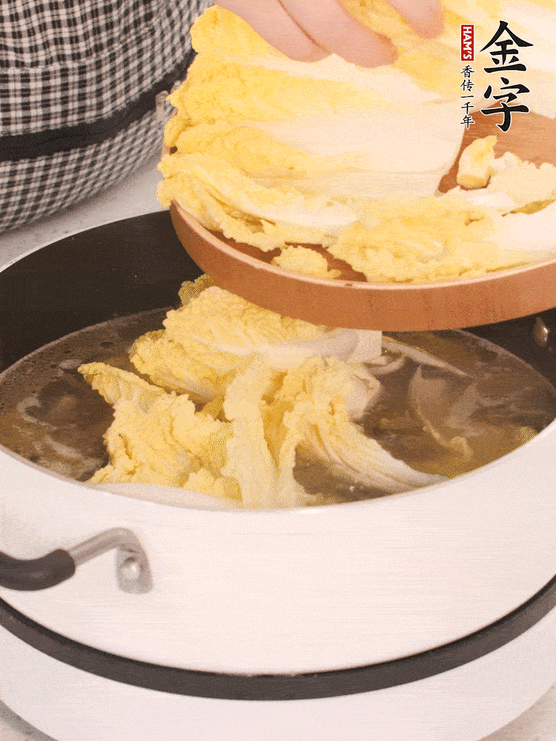 放入娃娃菜、金針菇再燉煮5分鐘。