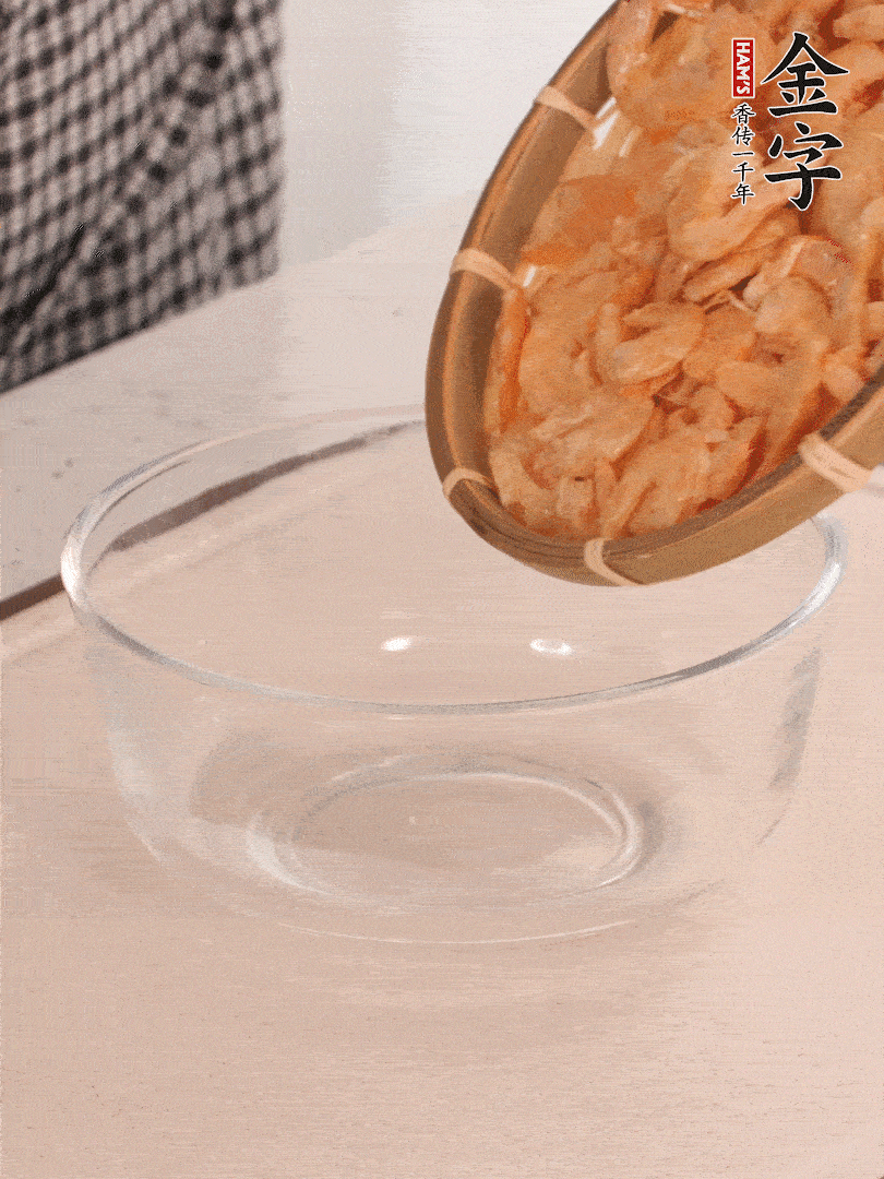 海米提前用溫水浸泡一會(huì)。