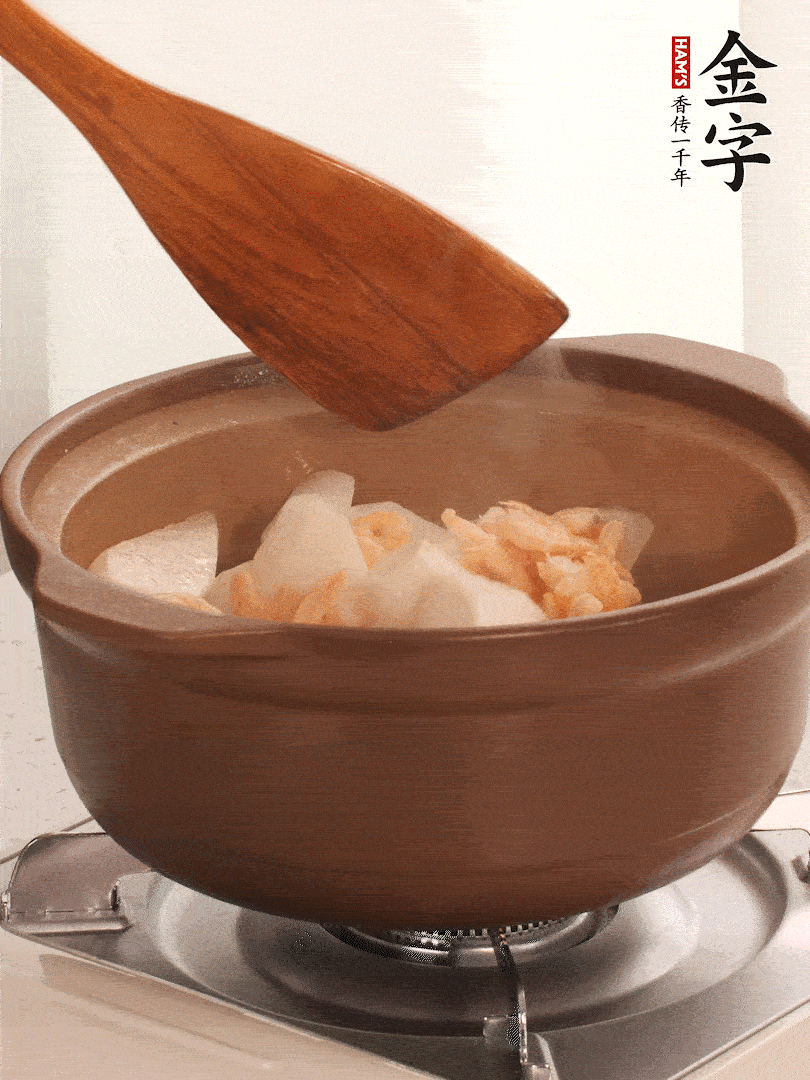 放白蘿卜、海米煸炒1-2分鐘，白蘿卜一定要先炒過(guò)再燉湯，香味更足。