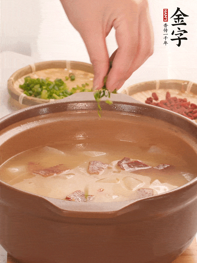 最后點(diǎn)綴點(diǎn)小蔥花、枸杞，增色提味。