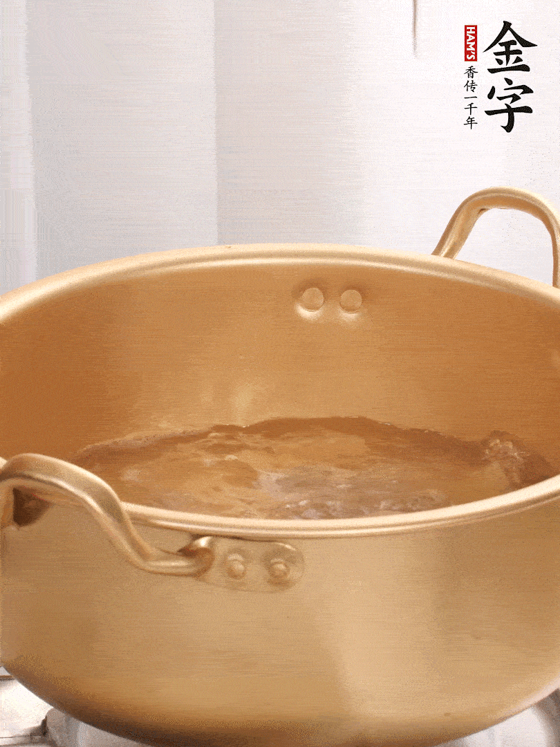 排骨加姜片、料酒，冷水下鍋焯水，撇去浮沫。
