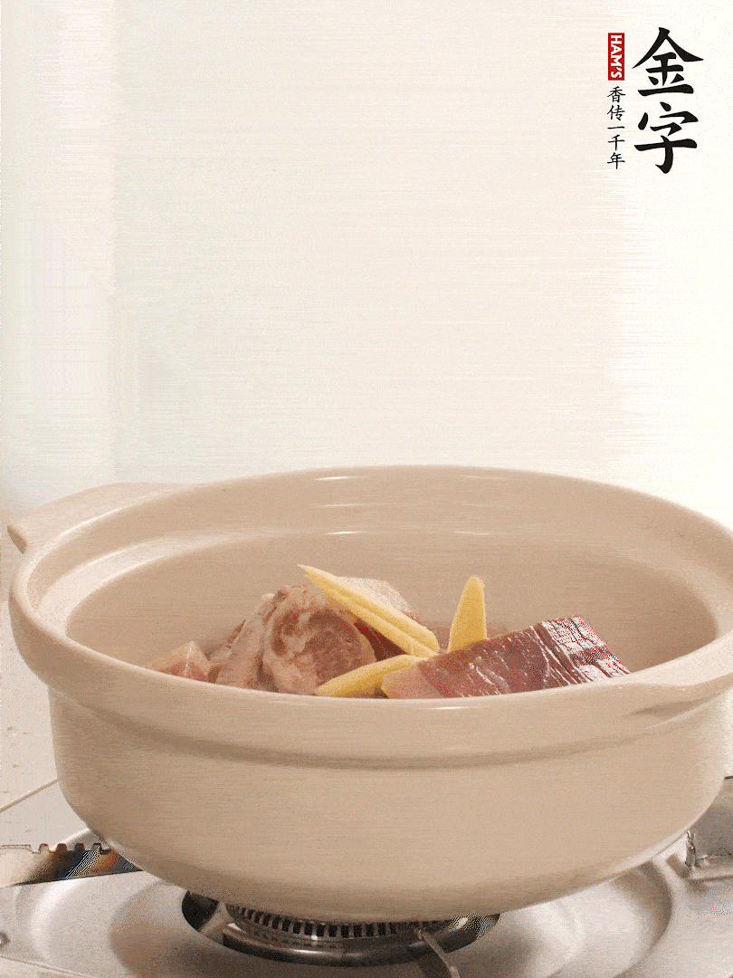 湯鍋放入排骨、火腿、姜，加適量水。煮開后轉(zhuǎn)小火燉40分鐘。