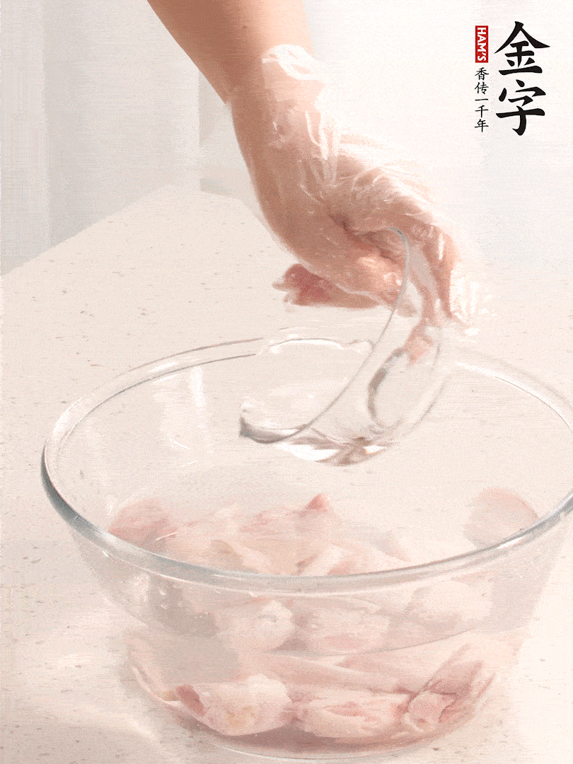 豬蹄除去雜毛、刮去油膩，斬成大塊，冷水浸泡半小時(shí)出血水，冷水下鍋，放入姜片、醋去腥，水燒開(kāi)大約2分鐘，撈出。（白醋能夠讓豬蹄更白凈）