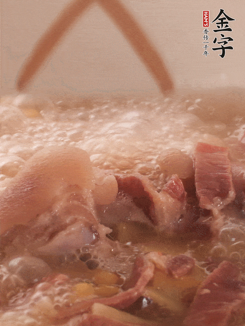 大火將水煮開(kāi)后，蓋上鍋蓋，轉(zhuǎn)小火慢燉1個(gè)半小時(shí)。