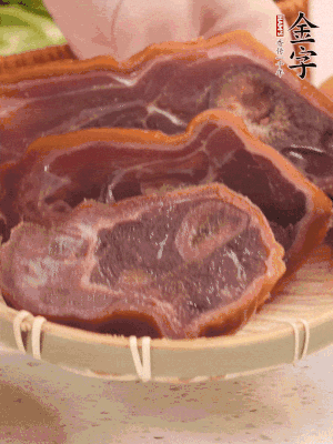 金字火腿蹄片溫水泡10分鐘。