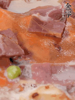 放適量料酒、清水煮到沸騰，再下蟹塊燜煮8分鐘。