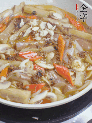 撒蒜末、香菜末。