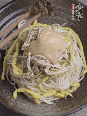 生抽1勺、醋1勺、芝麻醬1勺、金字火腿大師醬1勺。
