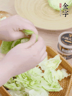 卷心菜掰成小片。