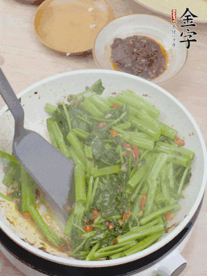 下空心菜炒軟。