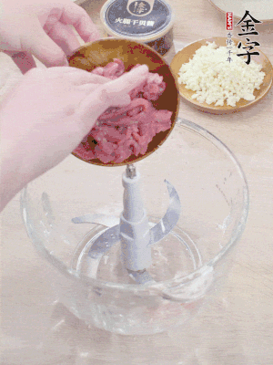 江南野筍干浸泡至軟；豬五花肉切薄片；腐皮改刀切成長(zhǎng)方形。
