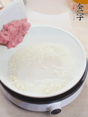 下火腿片、筍干均勻翻炒后，加2勺料酒、適量清水。