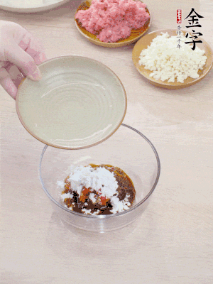調(diào)料汁：金字火腿干貝醬2勺、剁椒1/2勺、生抽1/2勺、淀粉2勺、清水半碗。
