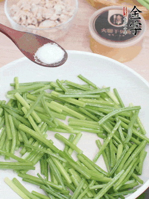 起鍋熱油，下韭菜苔炒至變色。加少許鹽。
