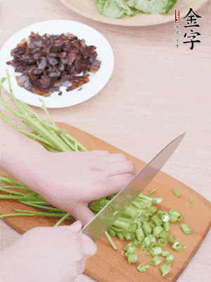 空心菜摘掉葉子，菜梗切成丁。