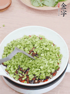 下菜梗翻炒，混合醬油肉。