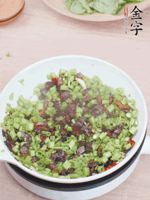 1勺生抽、1勺蠔油、1點(diǎn)點(diǎn)白糖調(diào)味。