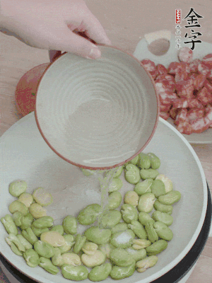 鍋中少油，下蠶豆略炒，加1/2勺鹽、一點(diǎn)糖、少許水炒勻。