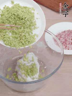 糯米粉邊揉邊加水，成團(tuán)后揉進(jìn)蠶豆、咸肉。