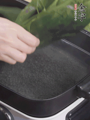 粽葉入沸水煮1分鐘，翻面再煮1分鐘，清洗干凈加水浸泡。