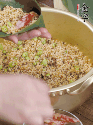 兩片粽葉1/2處葉尾相疊，中間卷成圓錐后裝入餡料。