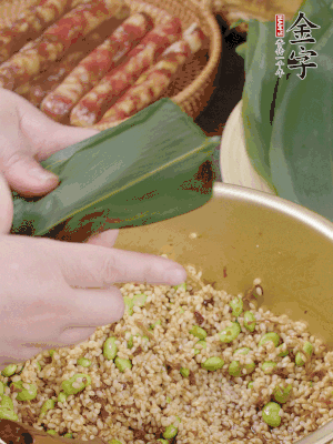 粽葉往下折，完全蓋住，兩側(cè)捏緊。