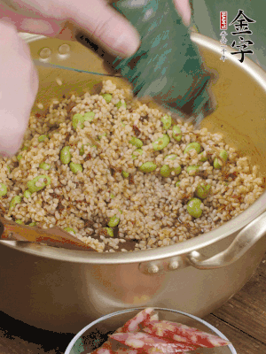 再附一張粽子，一齊向后折疊，線繩捆綁。