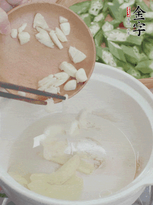 砂煲熱油，姜蒜、辣椒煸香。
