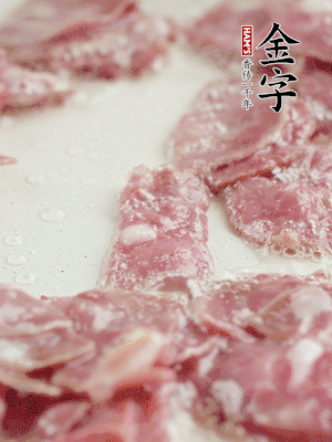 炒鍋熱油，下培根火腿煸炒。