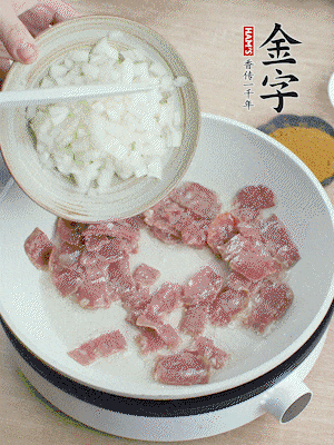 依次下洋蔥、紅菜椒、豌豆粒、玉米粒翻炒均勻。